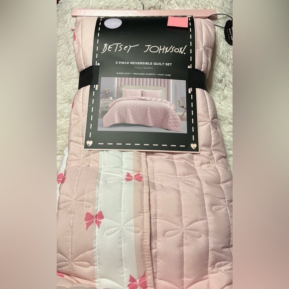 Betsey Johnson Pink Bow Reversible Quilt Set FULL/QUEEN
